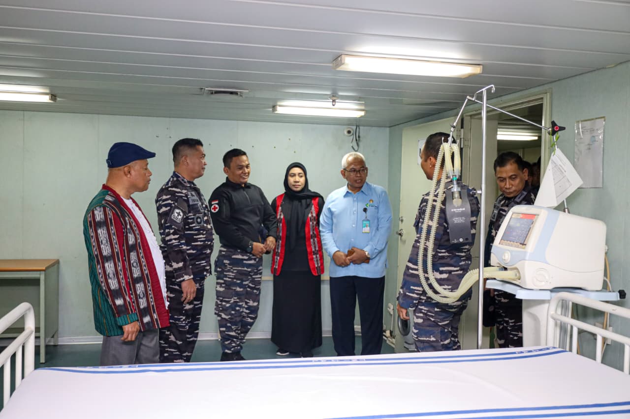 Asisten I Gubernur dan Kadinkes Provinsi Maluku Kunjungi Kapal Bantu Rumah Sakit KRI Suharso-990, Mantapkan Yankes Bergerak