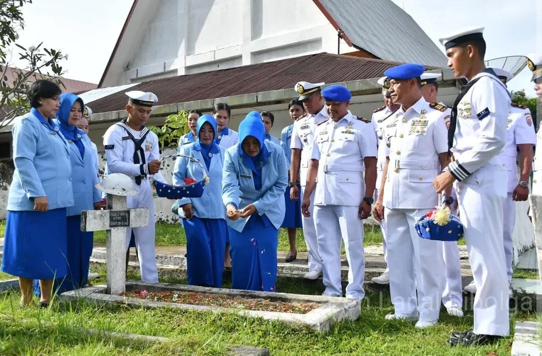 Lanal Sibolga Gelar Ziarah di Taman Makam Pahlawan Untuk Peringati HUT Ke-80 TNI Angkatan Laut