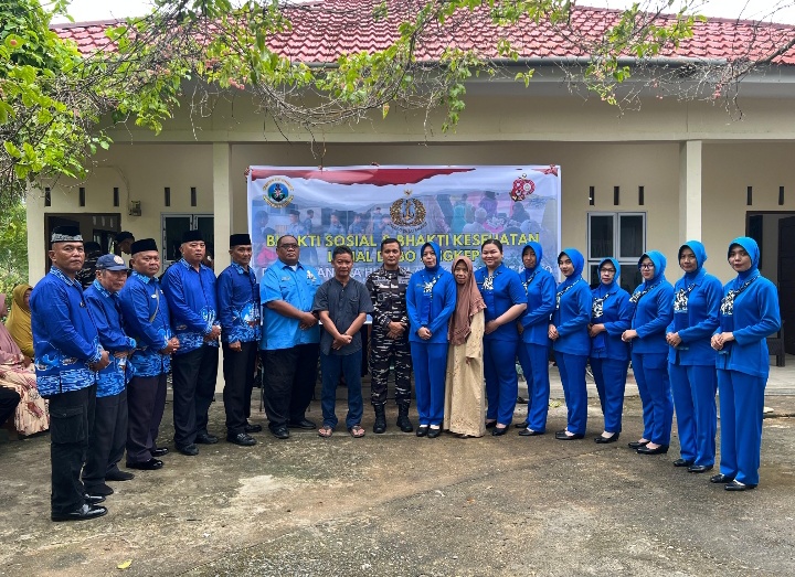 Jelang HUT Ke-80 TNI AL, Lanal Dabo Singkep Laksanakan Bakti Sosial dan Bakti Kesehatan
