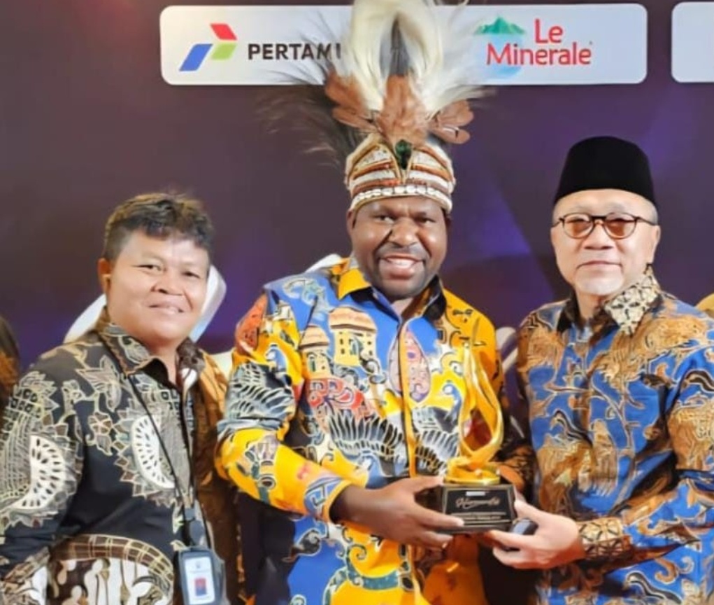 Bupati Intan Jaya Aner Maisini Raih Penghargaan Apresiasi Daerah Peduli Layanan Publik dan Keterbukaan Informasi