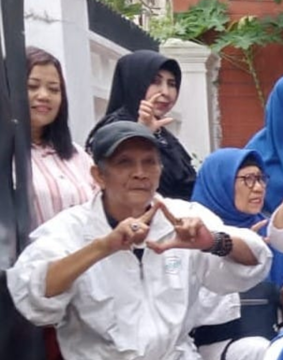 Jacob Ereste :Sulaman Tulisan Dalam Bentuk Satu Buku Adalah Batu Nisan Bagi Sang Penulis