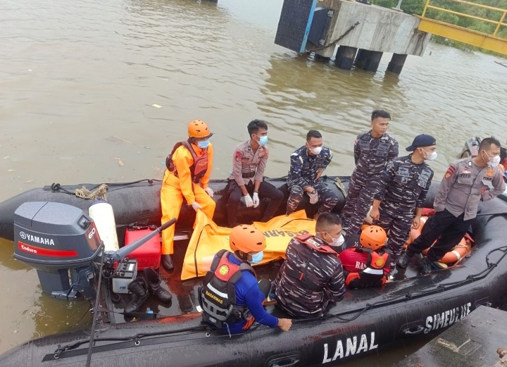 Aksi Cepat Lanal Simeulue Laksanakan Pencarian Orang Hilang di Perairan Pelabuhan Kolok Sinabang