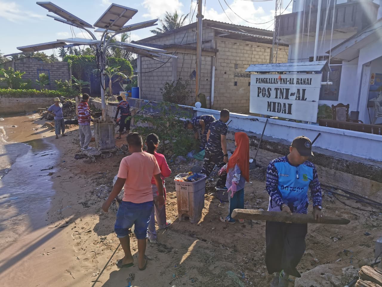 POS TNI Angkatan Laut Midai Bersama Forkopimcam dan Warga Masyarakat Midai Laksanakan Aksi Bersih Pantai
